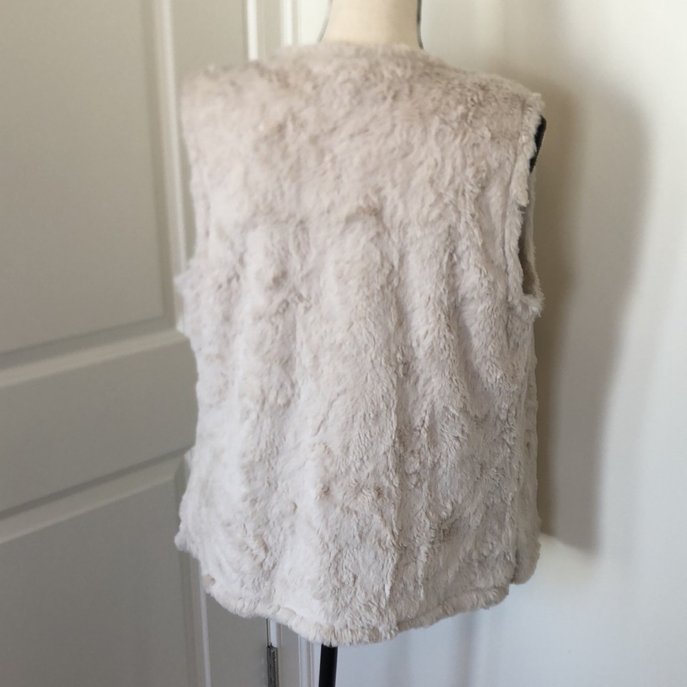 Cream Sleeveless Fur Vest - Picture 3 of 6